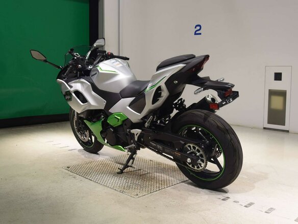 2025 Kawasaki Ninja 7, серебристый, 899000 рублей - вид 5