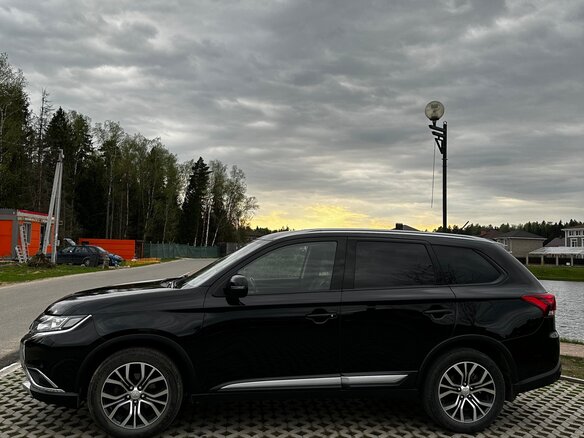 2016 Mitsubishi Outlander III Рестайлинг 2, чёрный, 1700000 рублей - вид 2