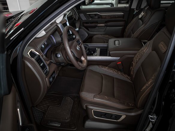 2026 Ram 1500 Crew Cab V Рестайлинг, чёрный - вид 17