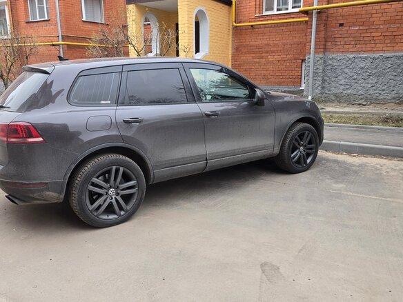 2010 Volkswagen Touareg II, чёрный - вид 4