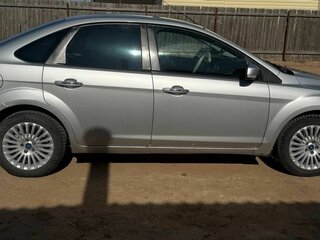 2010 Ford Focus II Рестайлинг, серебристый, 650000 рублей, вид 3