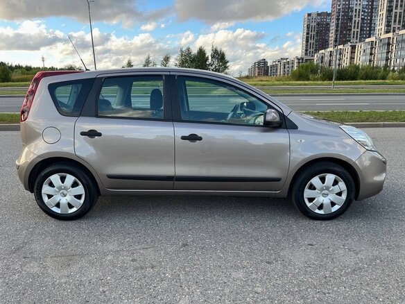 2013 Nissan Note I Рестайлинг, бежевый, 770000 рублей - вид 4