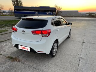 2015 Kia Rio III Рестайлинг, белый, 970000 рублей, вид 2
