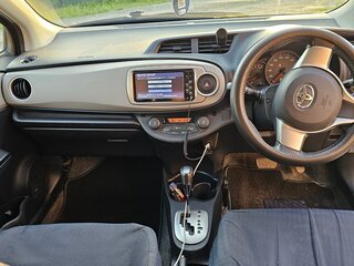 2011 Toyota Vitz III (XP130), серебристый, 850000 рублей, вид 5