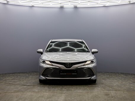 2019 Toyota Camry VIII (XV70), серебристый, 2315000 рублей, вид 2
