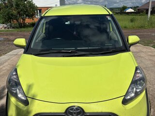 2018 Toyota Sienta II Рестайлинг, жёлтый, 1300000 рублей, вид 1