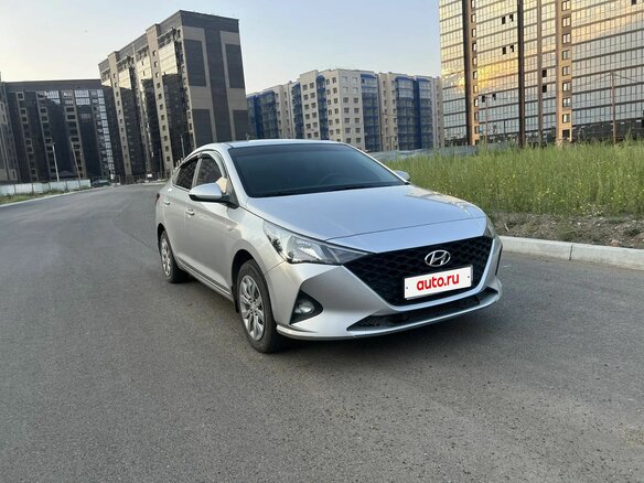 2021 Hyundai Solaris II Рестайлинг, серебристый, 1437000 рублей - вид 2