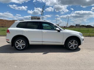 2011 Volkswagen Touareg II, белый, 2150000 рублей, вид 2
