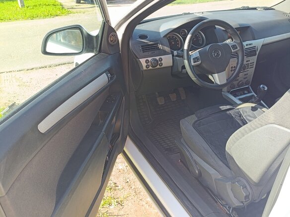 2010 Opel Astra GTC H Рестайлинг, белый, 480000 рублей - вид 8