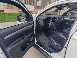 2012 Mitsubishi Outlander III, белый, 1100000 рублей, вид 4