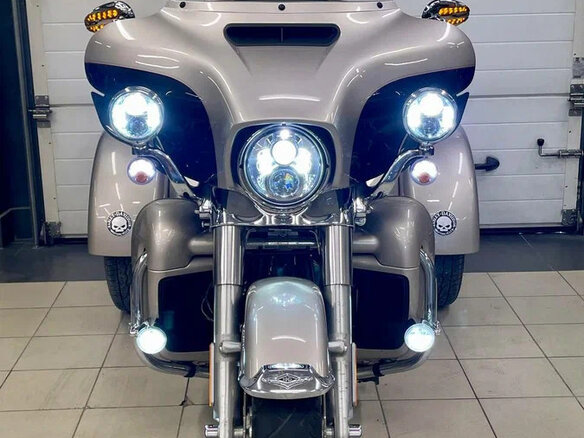 2017 Harley-Davidson Tri Glide, серый - вид 1