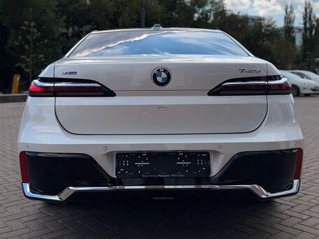 2026 BMW 7 серии 740d xDrive VII (G70), белый, 14900000 рублей, вид 5