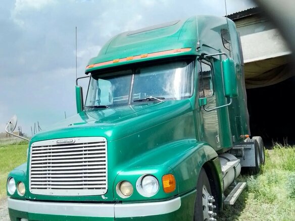 1998 Freightliner FLD, зелёный, 7000000 рублей - вид 4