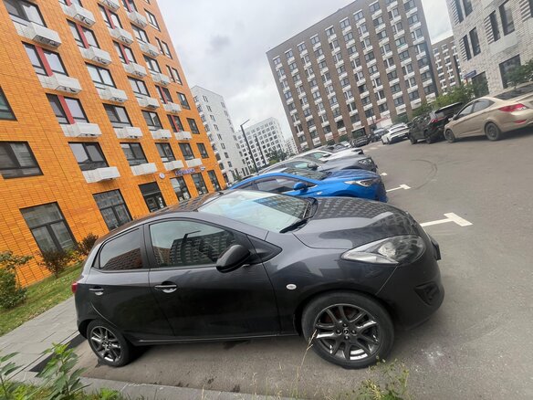 2013 Mazda 2 II Рестайлинг (DE2), серый, 900000 рублей - вид 1