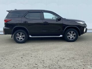 2017 Toyota Fortuner II, коричневый, 2500000 рублей, вид 4