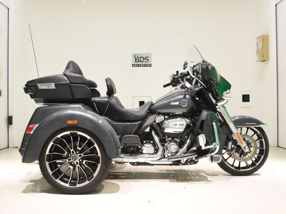 2025 Harley-Davidson Tri Glide, серый, 4000000 рублей