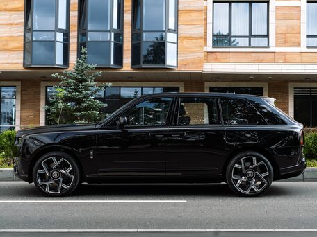 2026 Rolls-Royce Cullinan Black Badge I Рестайлинг (Series II), чёрный, 66500000 рублей, вид 2