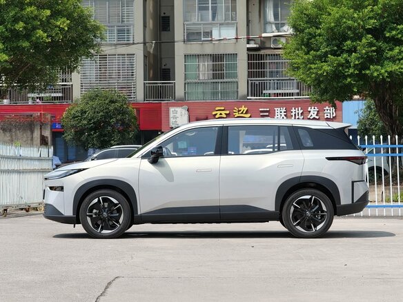 2026 Toyota bZ3X 50 kWh, серебристый, 2340000 рублей - вид 2