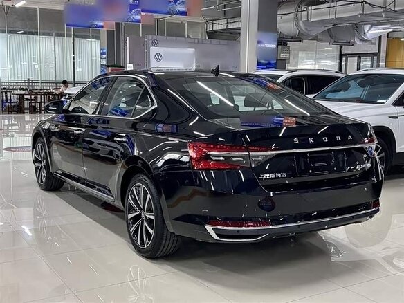 2025 Skoda Superb III Рестайлинг, чёрный - вид 4