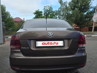 2016 Volkswagen Polo V Рестайлинг, коричневый, 820000 рублей, вид 4