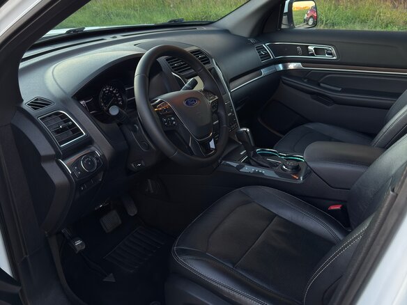 2016 Ford Explorer V Рестайлинг, белый, 2700000 рублей - вид 9