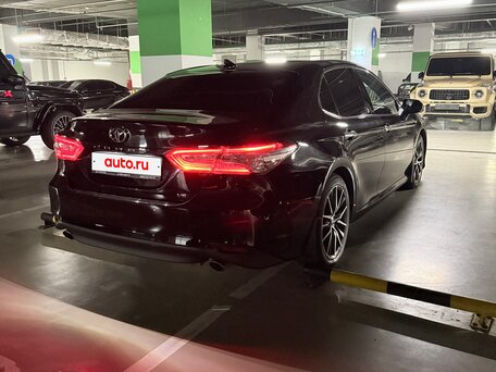 2021 Toyota Camry VIII (XV70) Рестайлинг, чёрный, 3500000 рублей, вид 2
