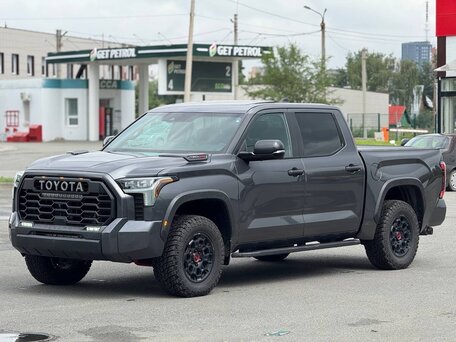 2023 Toyota Tundra Crew Max CrewMax III, серый, 8250000 рублей, вид 1