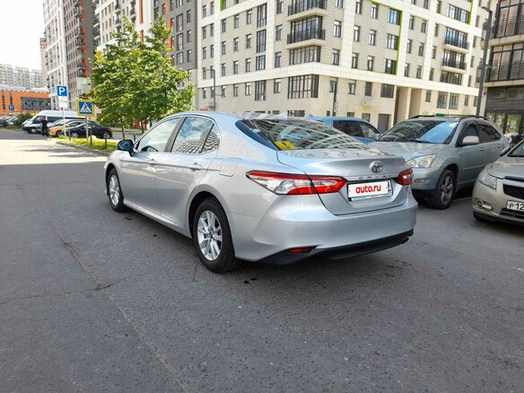 2018 Toyota Camry VIII (XV70), серебристый, 4700000 рублей - вид 3