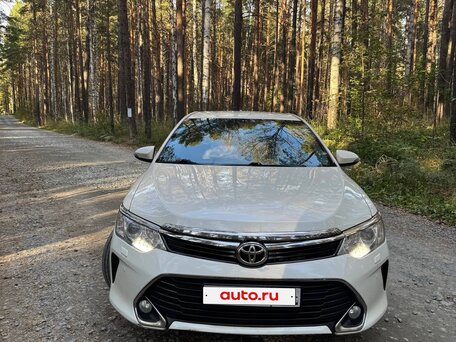 2017 Toyota Camry VII (XV50) Рестайлинг, белый, 2548000 рублей, вид 3