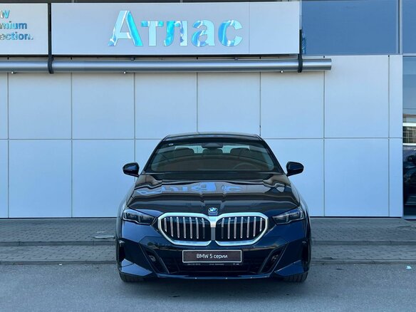 2024 BMW 5 серии 525i VIII (G60/G61/G68), чёрный, 6590000 рублей - вид 3