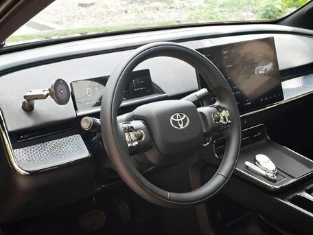 2025 Toyota bZ3X 58.3 kWh, чёрный, 2770000 рублей, вид 5