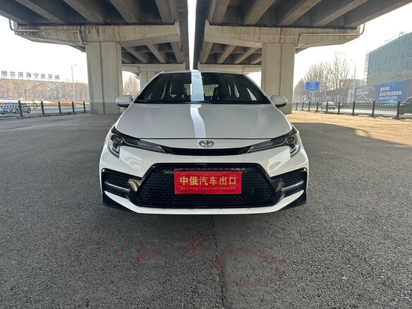 2025 Toyota Corolla Sporty XII (E210) Рестайлинг, белый - вид 2
