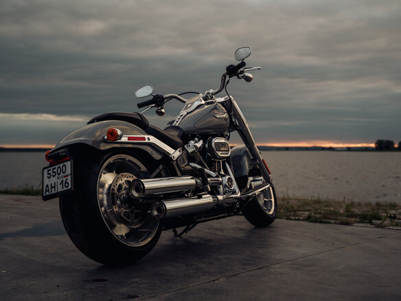 2023 Harley-Davidson Fat Boy, серый, 2500000 рублей - вид 2