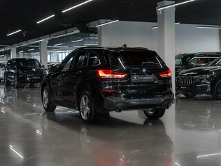 2020 BMW X1 20i xDrive II (F48) Рестайлинг, чёрный, 3770000 рублей, вид 4