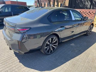 2026 BMW 7 серии 740d xDrive VII (G70) Рестайлинг, серый, 15750000 рублей, вид 3