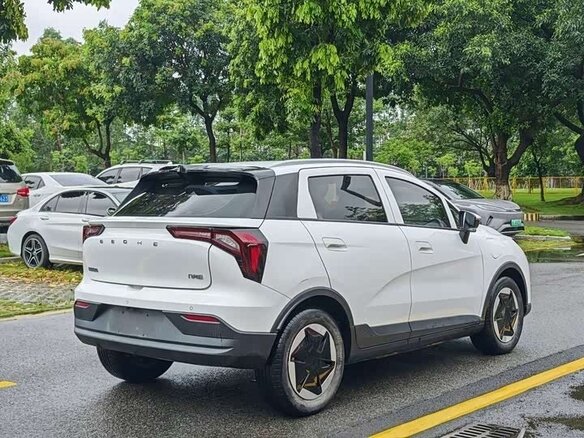 2024 Geely Geometry E 39.4 kWh, белый - вид 3