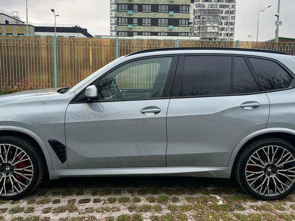 2024 BMW X5 40i IV (G05/G18) Рестайлинг, серый - вид 7