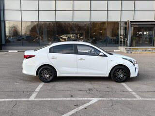 2021 Kia Rio IV Рестайлинг, белый, 1330000 рублей, вид 5