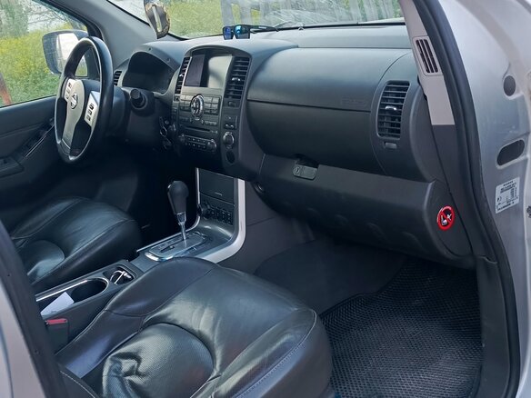 2012 Nissan Navara (Frontier) III (D40) Рестайлинг, белый, 2000000 рублей - вид 8