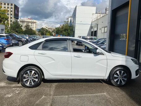 2024 Lada (ВАЗ) Vesta I Рестайлинг (NG), белый, 1290000 рублей, вид 4