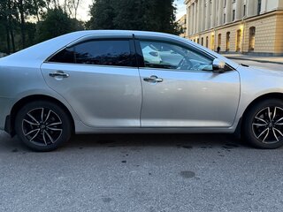 2015 Toyota Camry VII (XV50) Рестайлинг, серебристый, 2000000 рублей, вид 3