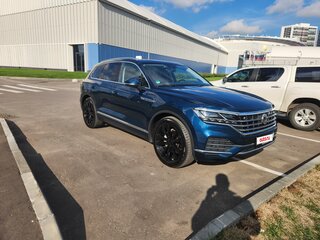 2018 Volkswagen Touareg III, синий, 4900000 рублей, вид 2