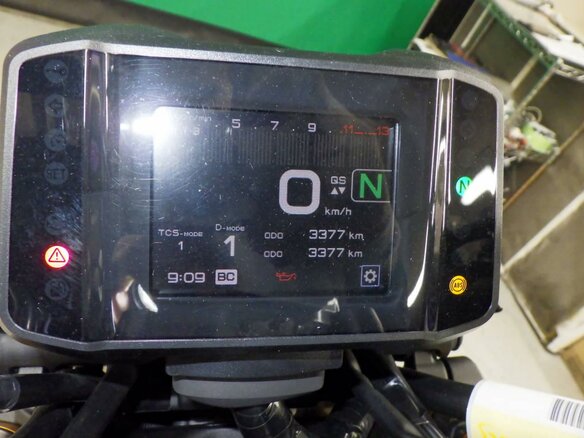 2024 Yamaha MT-09 (FZ-09), серебристый - вид 6