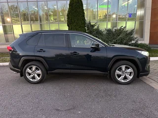 2019 Toyota RAV4 V (XA50), синий, 2490000 рублей, вид 5