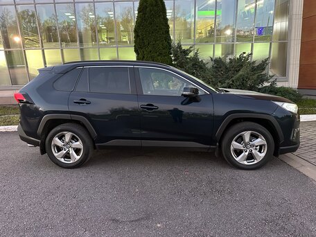 2019 Toyota RAV4 V (XA50), синий, 2490000 рублей, вид 5