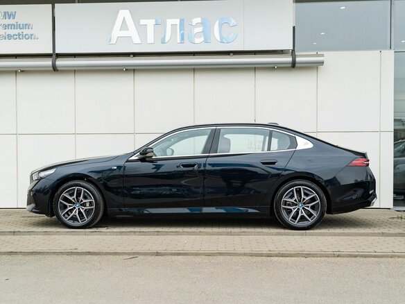 2025 BMW i5 Long eDrive35L, чёрный, 6690000 рублей - вид 4