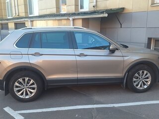 2018 Volkswagen Tiguan II, бежевый, 1700000 рублей, вид 2