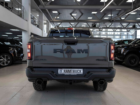2025 Ram 1500 Crew Cab V Рестайлинг, зелёный, 10562213 рублей, вид 5