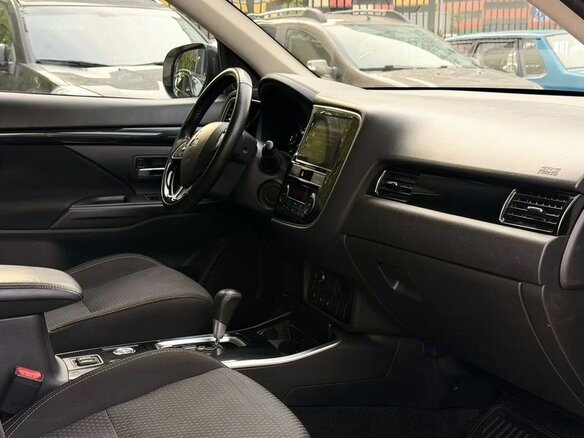 2019 Mitsubishi Outlander III Рестайлинг 3, белый, 1700000 рублей - вид 5