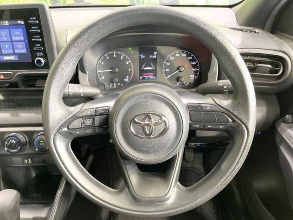 2023 Toyota Yaris IV, чёрный, 940300 рублей - вид 11